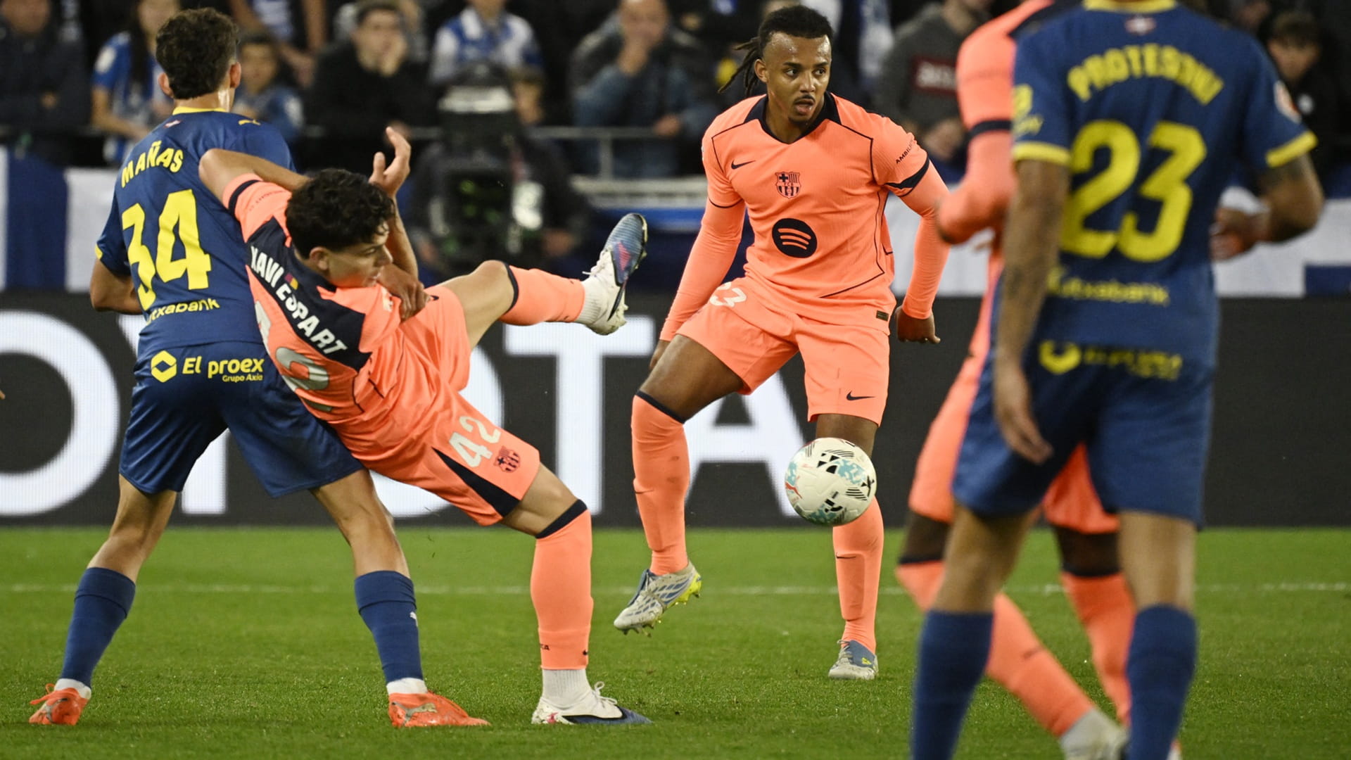 صورة بعنوان: ألافيس يحرم برشلونة من الوصول إلى حاجز الـ100 نقطة في الدوري 