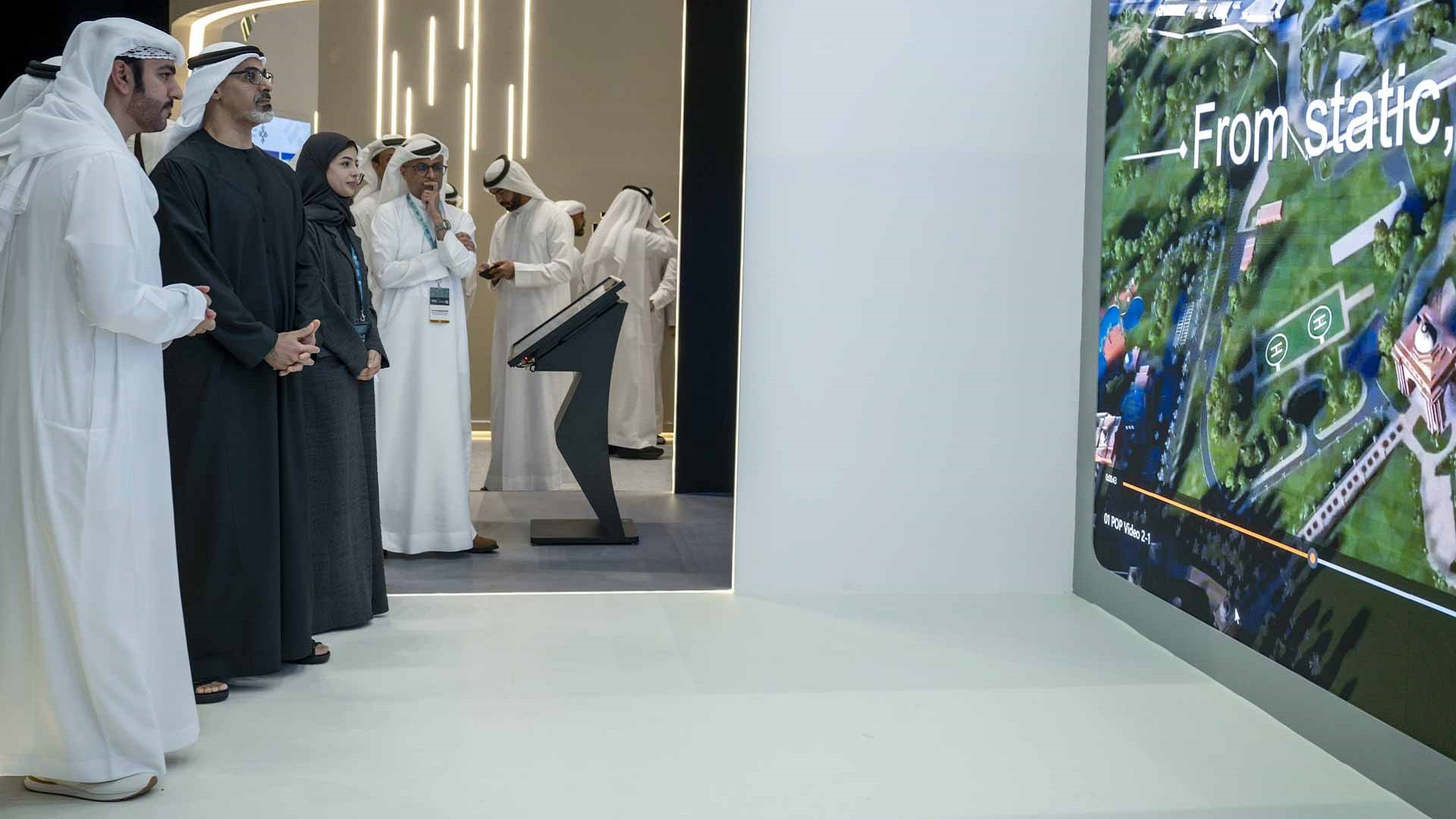 خالد بن محمد بن زايد يشهد فعاليات "قمة أبوظبي للبنية التحتية"