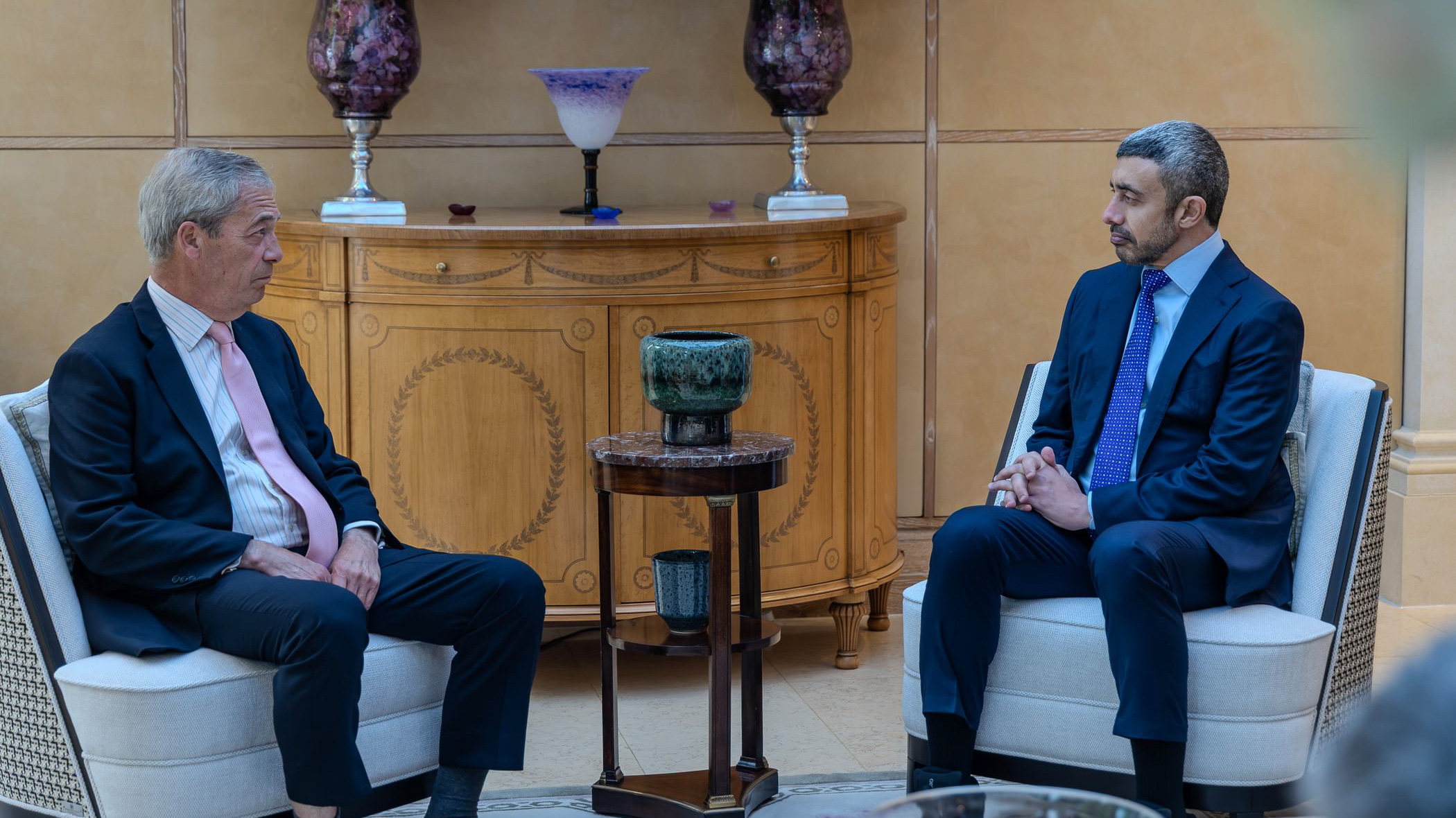 عبد الله بن زايد يبحث وعضو بالبرلمان البريطاني علاقات البلدين 