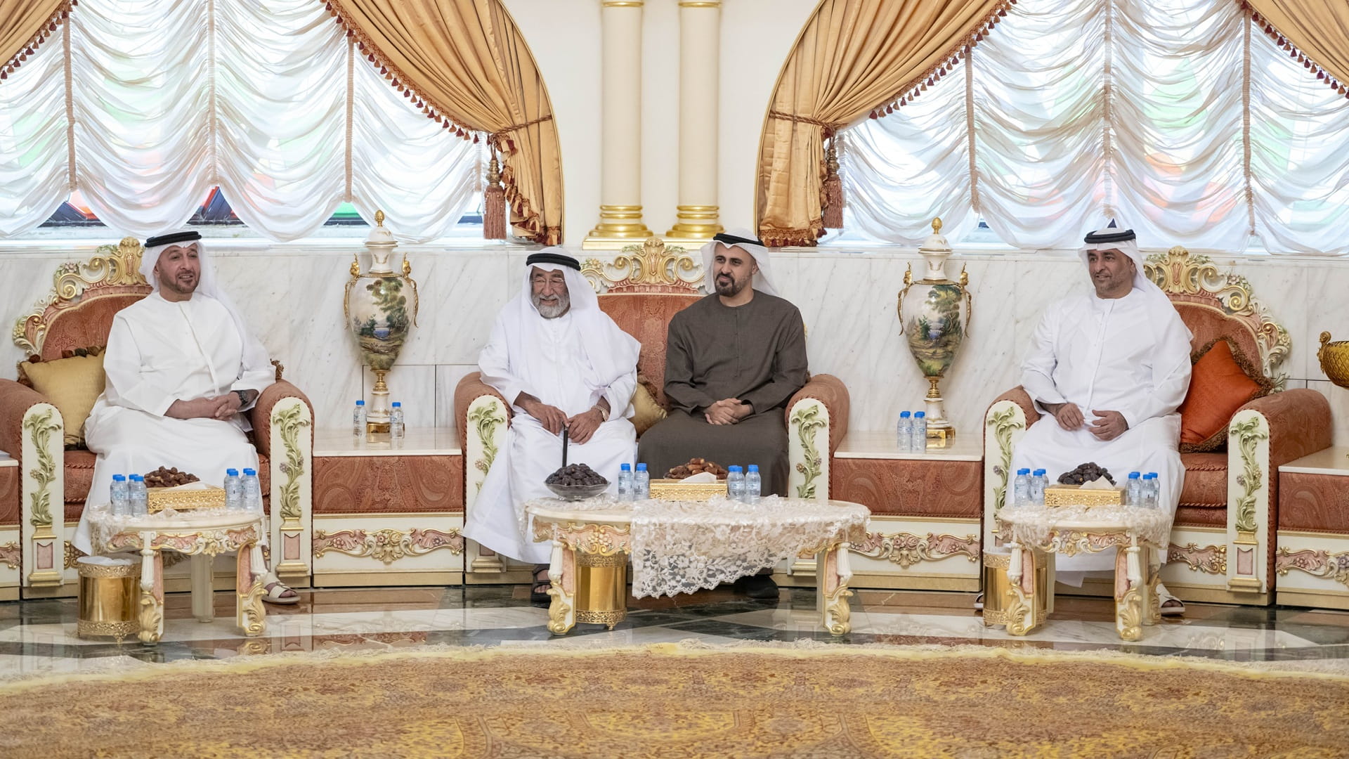 ذياب بن محمد بن زايد يقدم واجب العزاء في وفاة آمنة أحمد الظاهري
