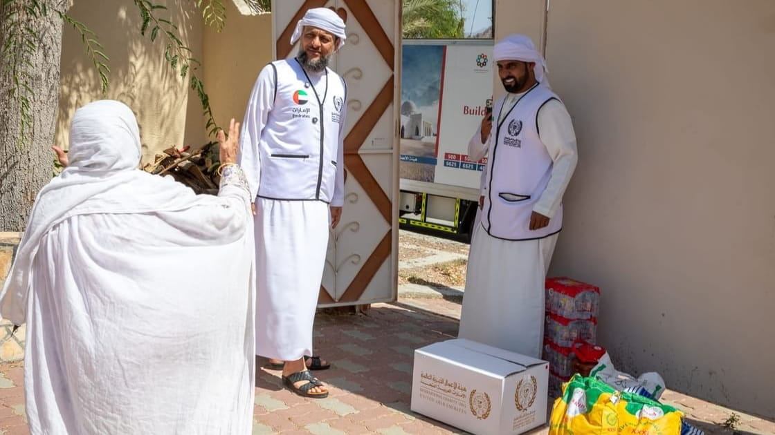 "الخيرية العالمية" توزع طروداً غذائية وكوبونات على الأسر المتعففة