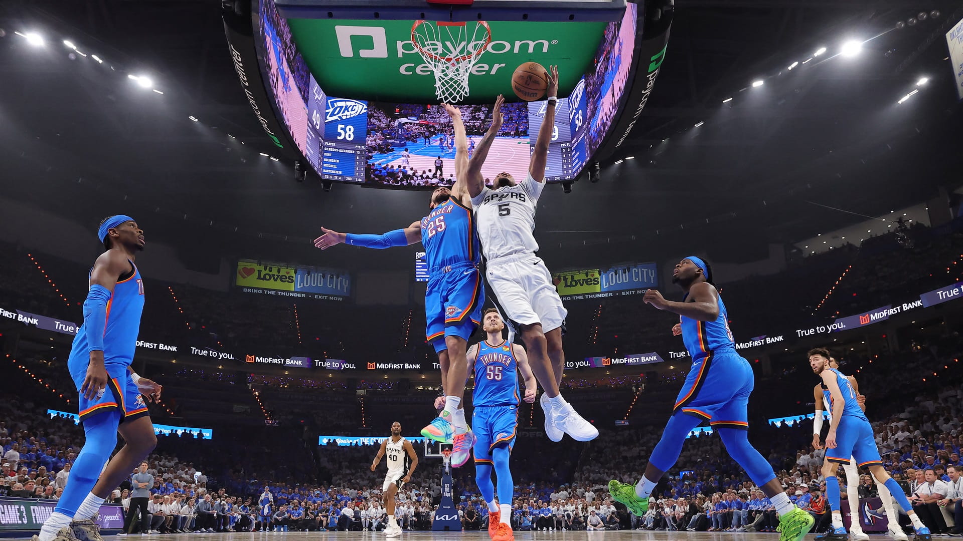 صورة بعنوان: أوكلاهوما يتعادل مع سان أنطونيو في نهائي المنطقة الغربية في الـNBA 