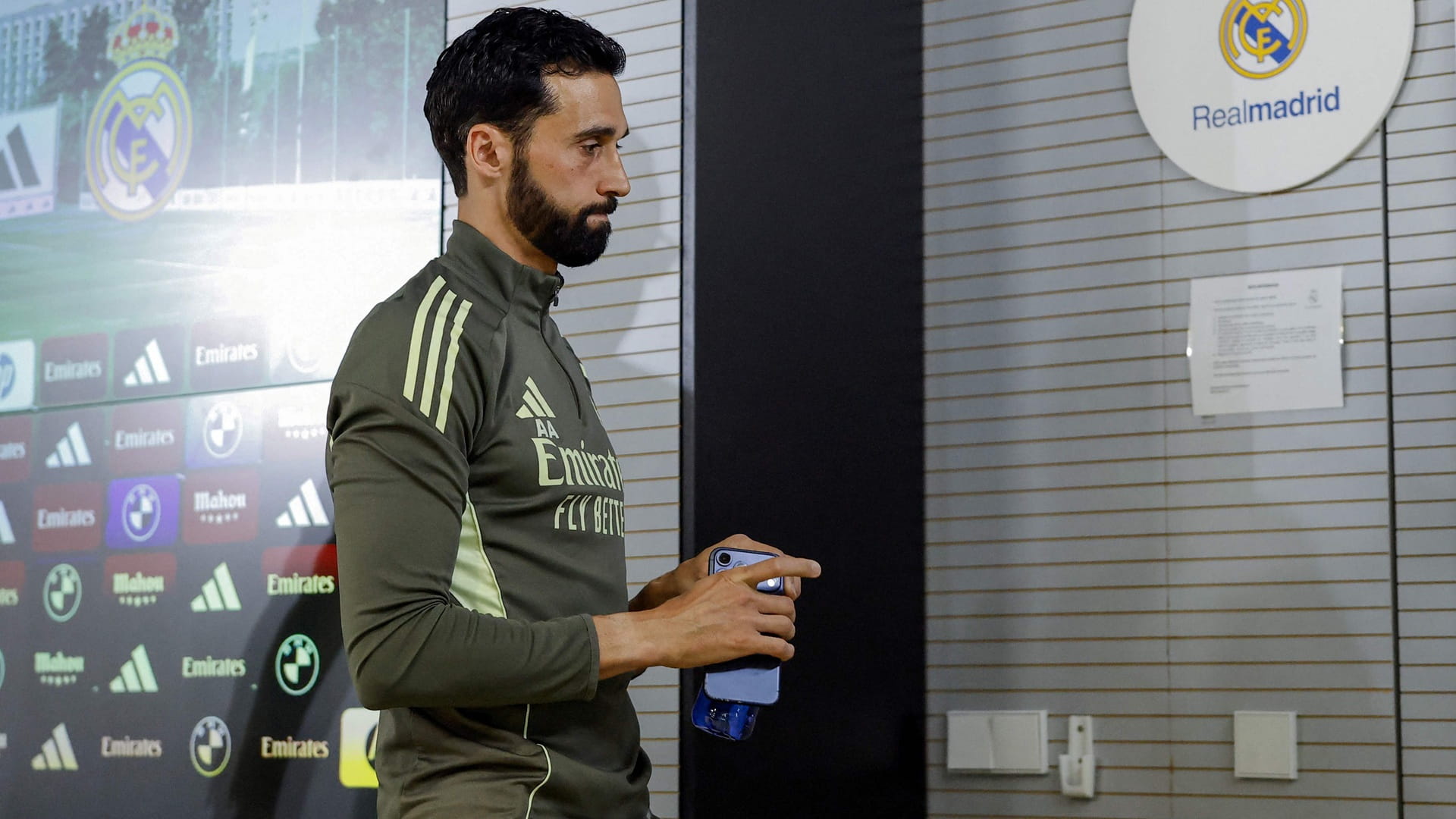 صورة بعنوان: أربيلو يؤكد رسمياً رحيله عن ريال مدريد الإسباني 