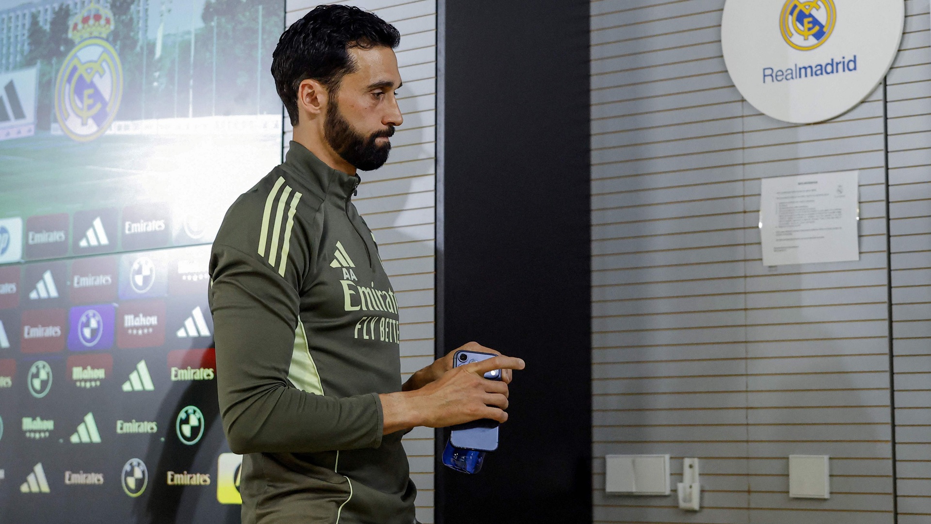 صورة بعنوان: أربيلو يؤكد رسمياً رحيله عن ريال مدريد الإسباني 