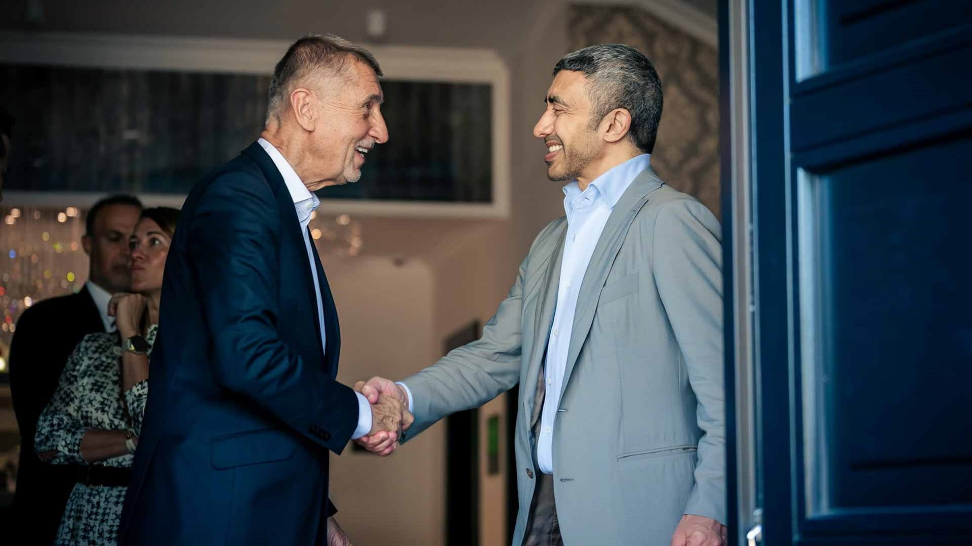 عبد الله بن زايد ورئيس وزراء التشيك يبحثان التعاون