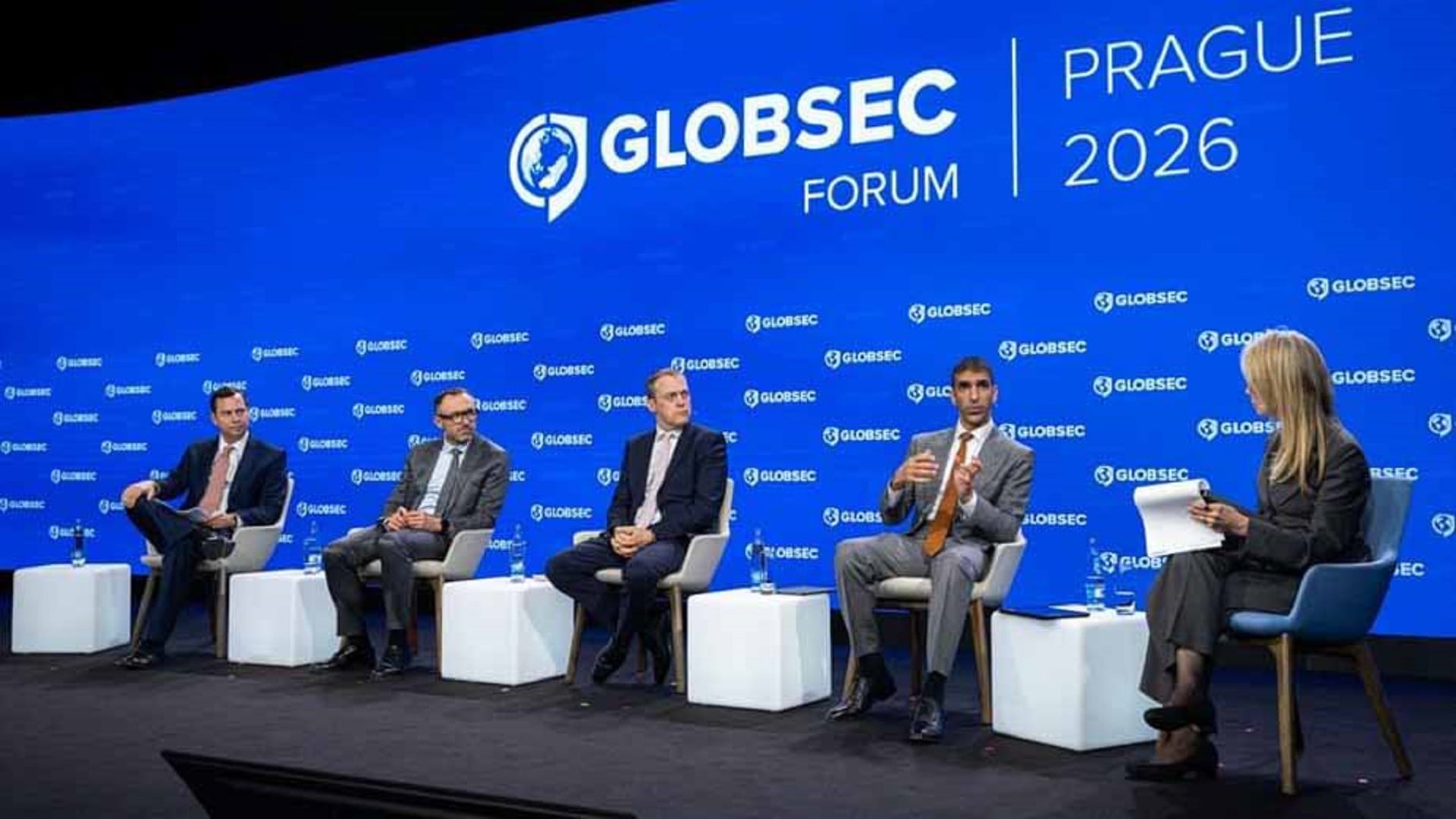 الإمارات تعرض تجربتها الناجحة لتخطي التحديات على تجارتها الخارجية 