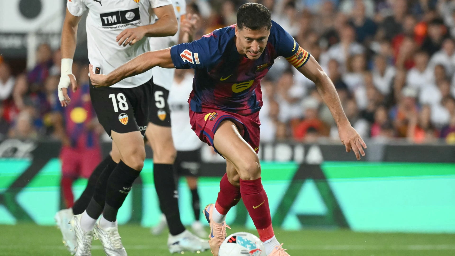 صورة بعنوان: برشلونة يخسر أمام فالنسيا في ليلة وداع ليفاندوفسكي  