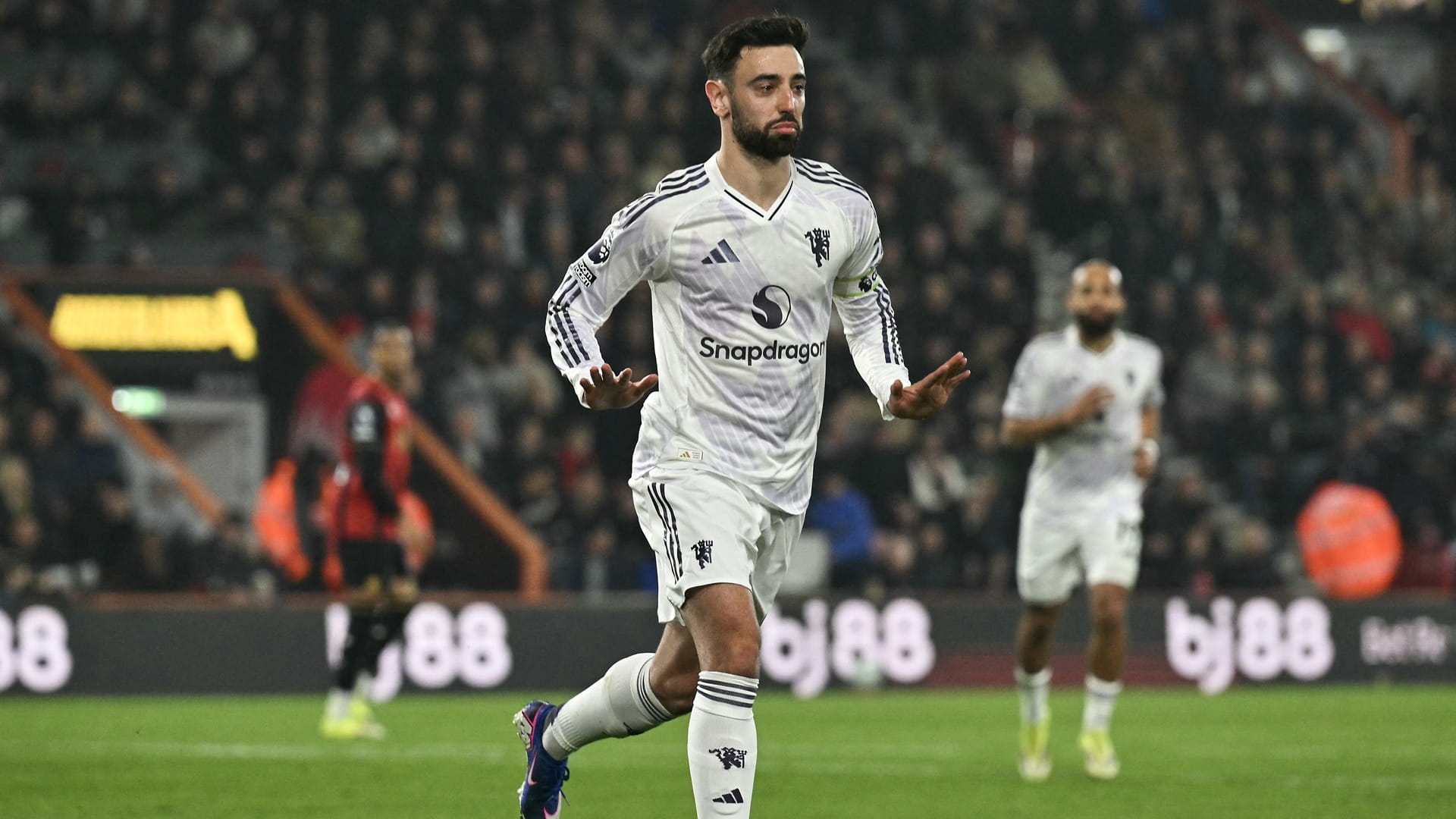 صورة بعنوان: البرتغالي برونو فرنانديش أفضل لاعب في الدوري الإنجليزي 
