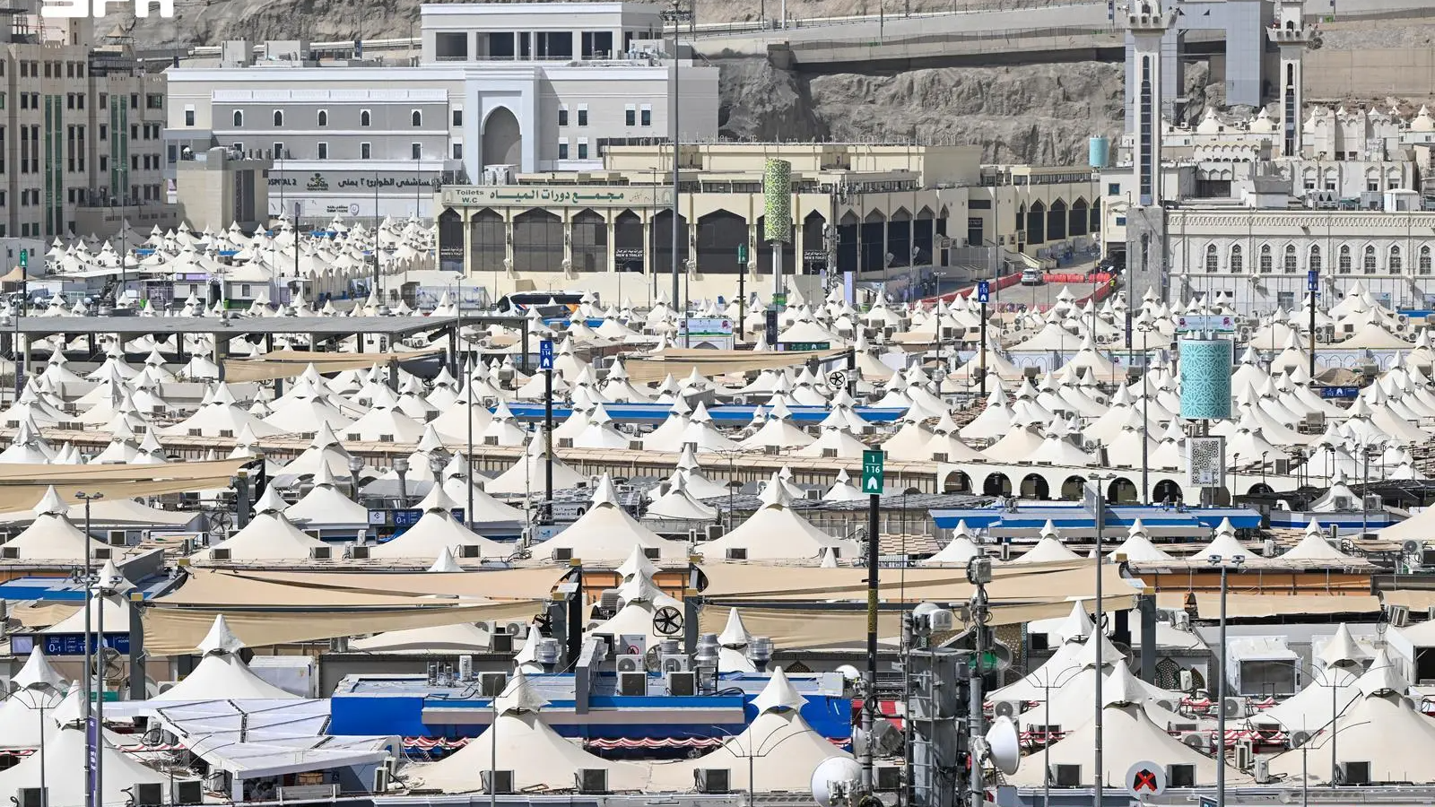 حجاج بيت الله الحرام يتوافدون إلى مشعر منى لقضاء يوم التروية 