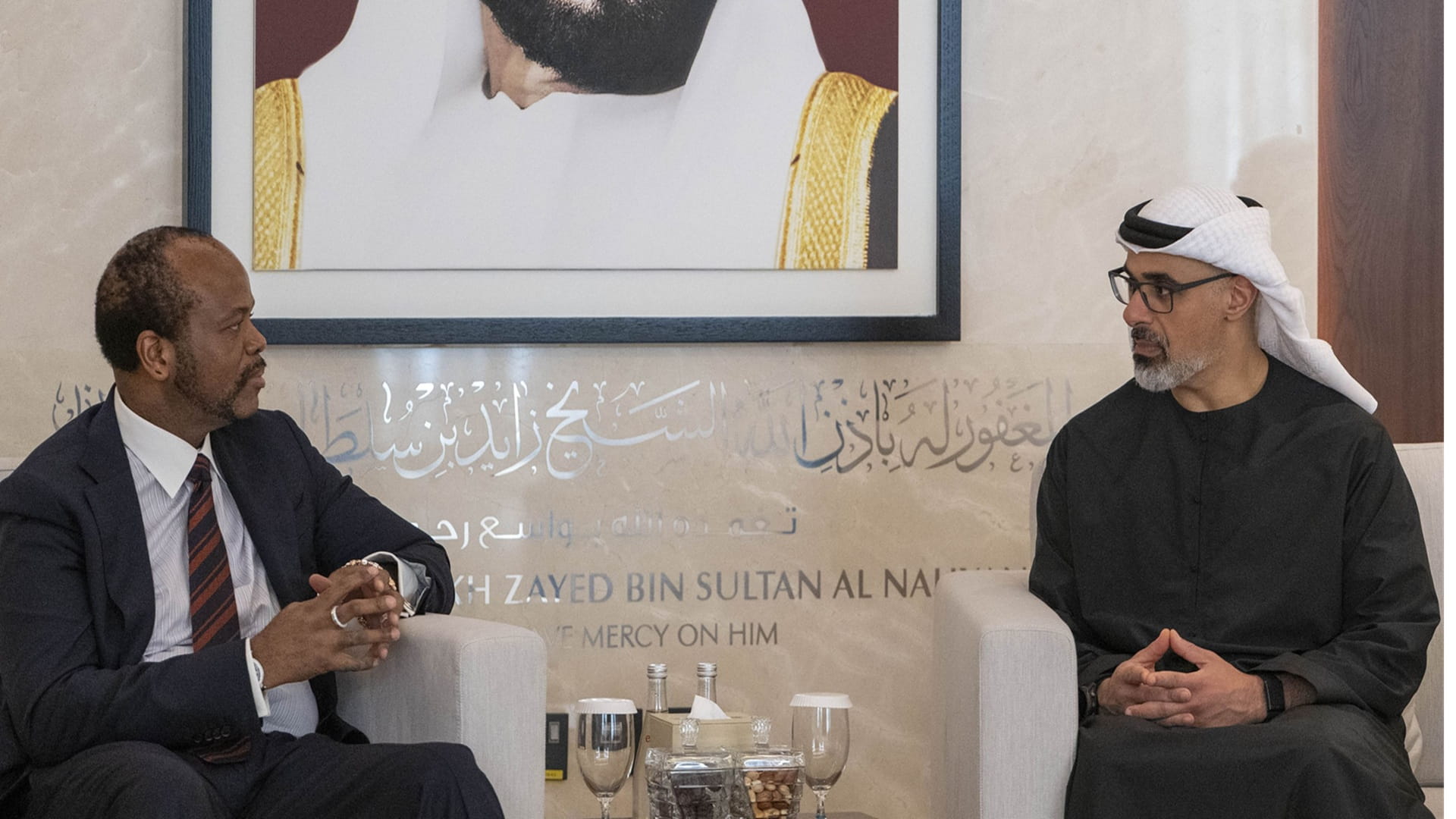 صورة بعنوان: خالد بن محمد يبحث مع ملك مملكة إسواتيني سُبل تعزيز التعاون الثنائي 