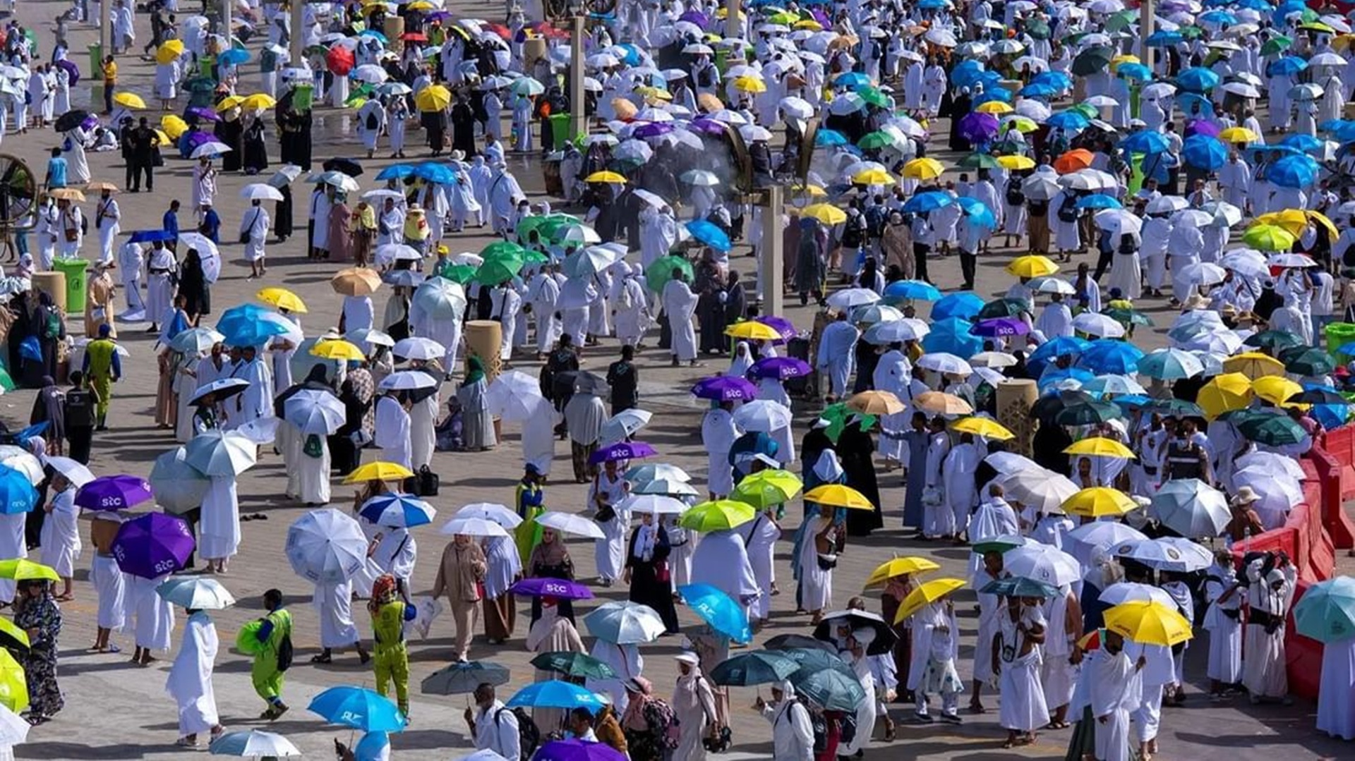صورة بعنوان: حجاج بيت الله الحرام يتوجهون من عرفات إلى مزدلفة 