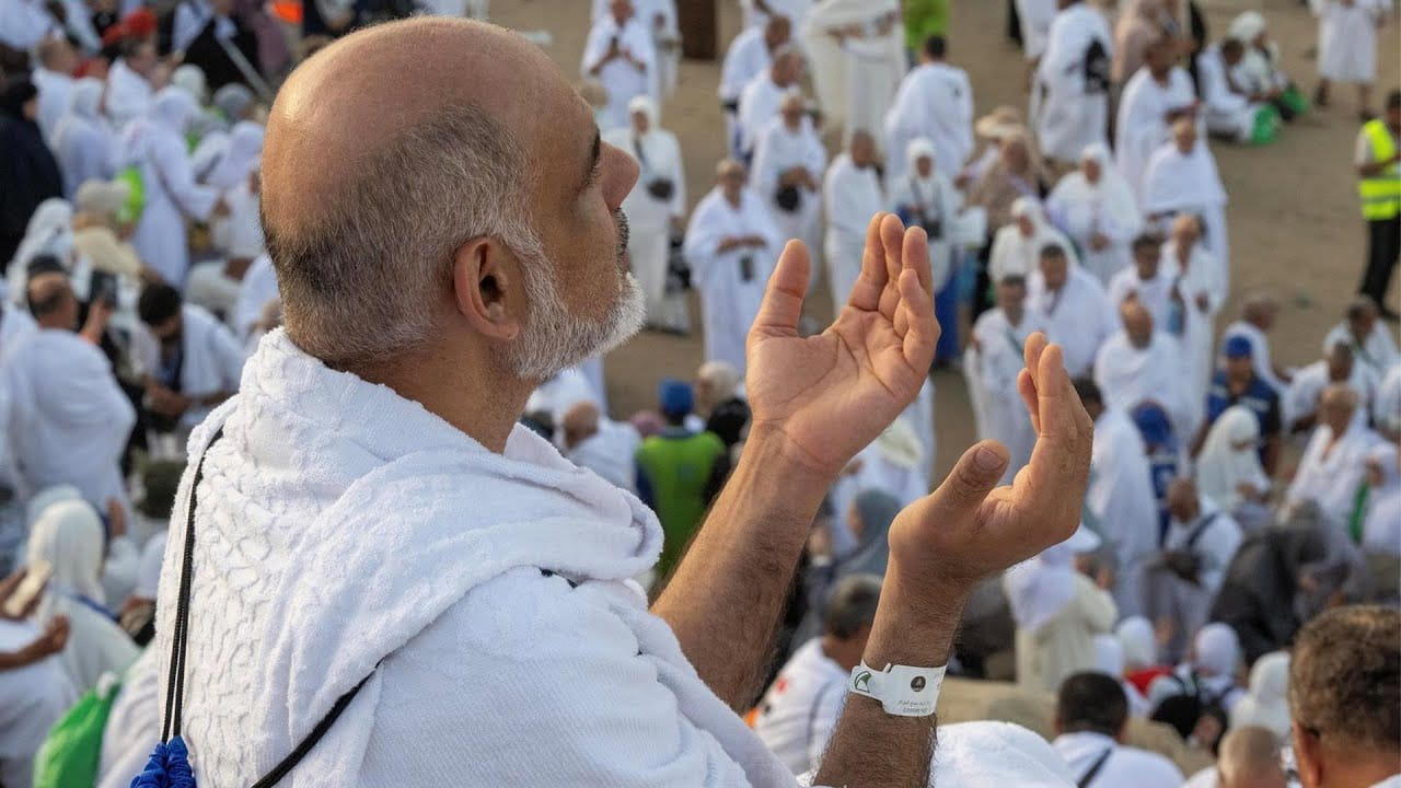خطبة عرفة:الحج فريضة تتجلى فيها مظاهر التكافل والتآخي بين المسلمين 