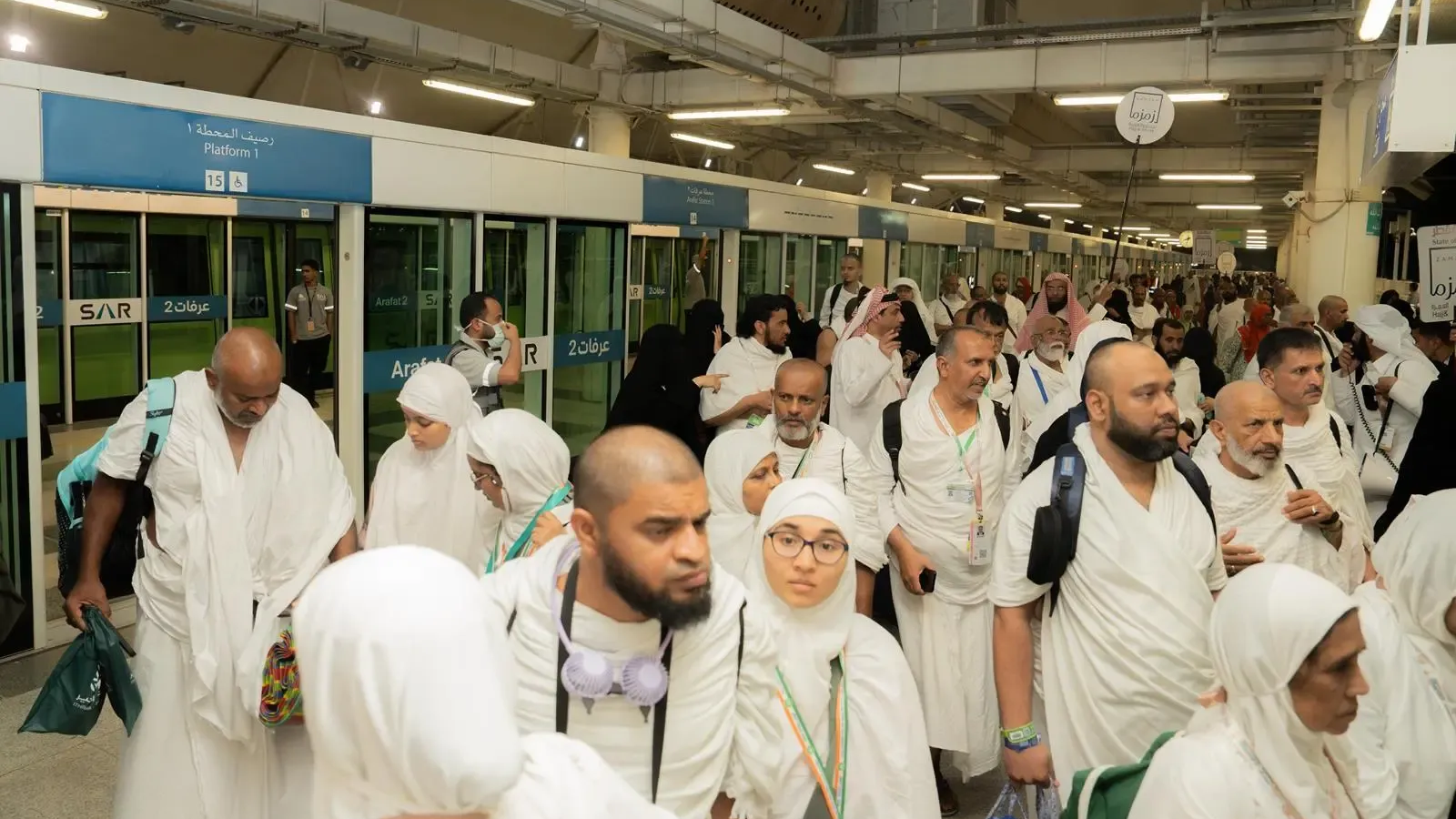 حجاج بيت الله الحرام يتوافدون إلى صعيد عرفات لأداء الركن الأعظم 