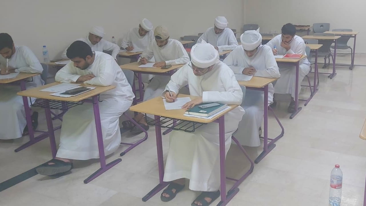 سالم بن هويدن يتفقد "الآيلتس" لتسهيل التحاق طلبة الذيد بالجامعات 