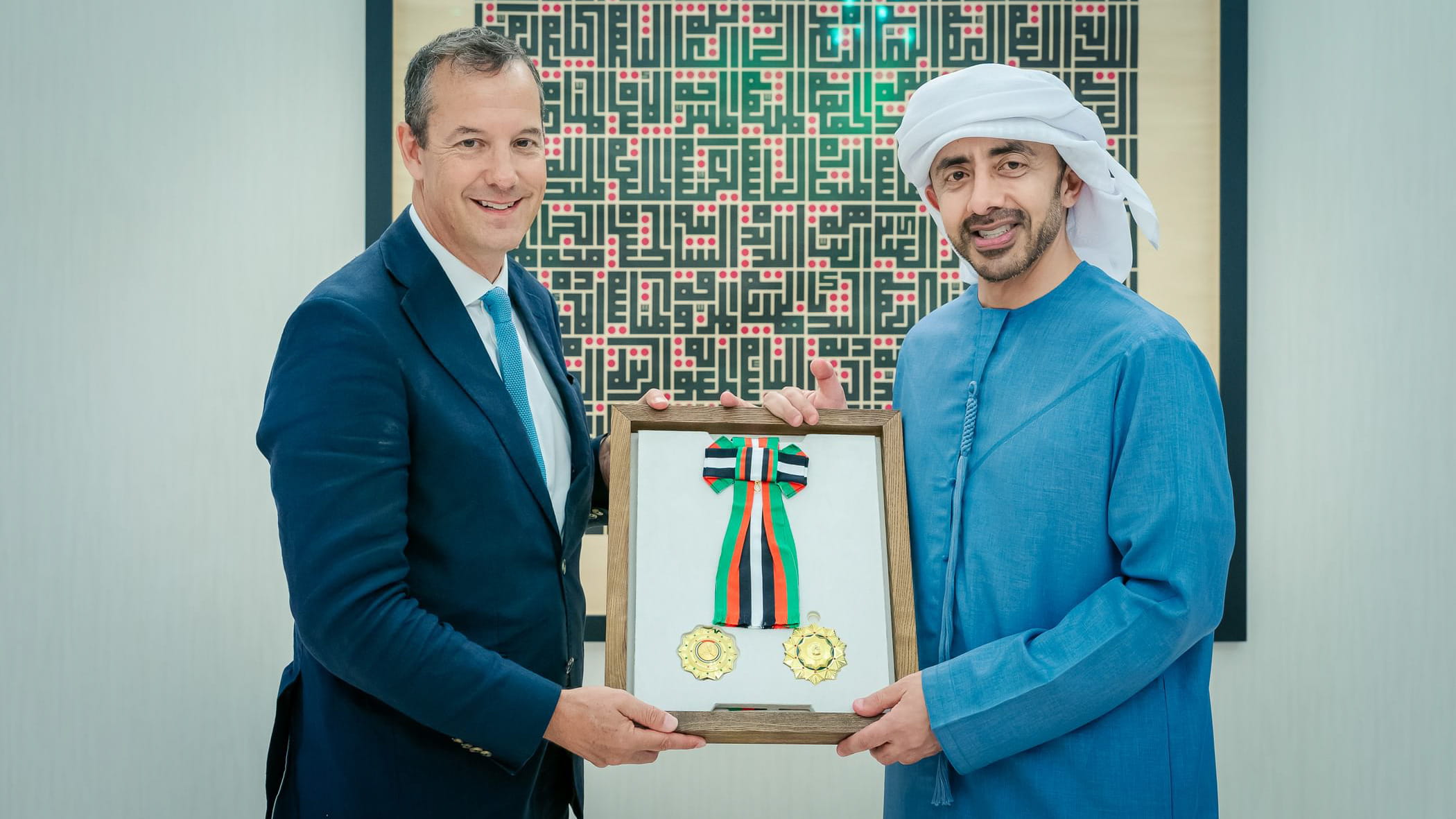 رئيس الدولة يمنح سفير بريطانيا وسام الاستقلال من الطبقة الأولى