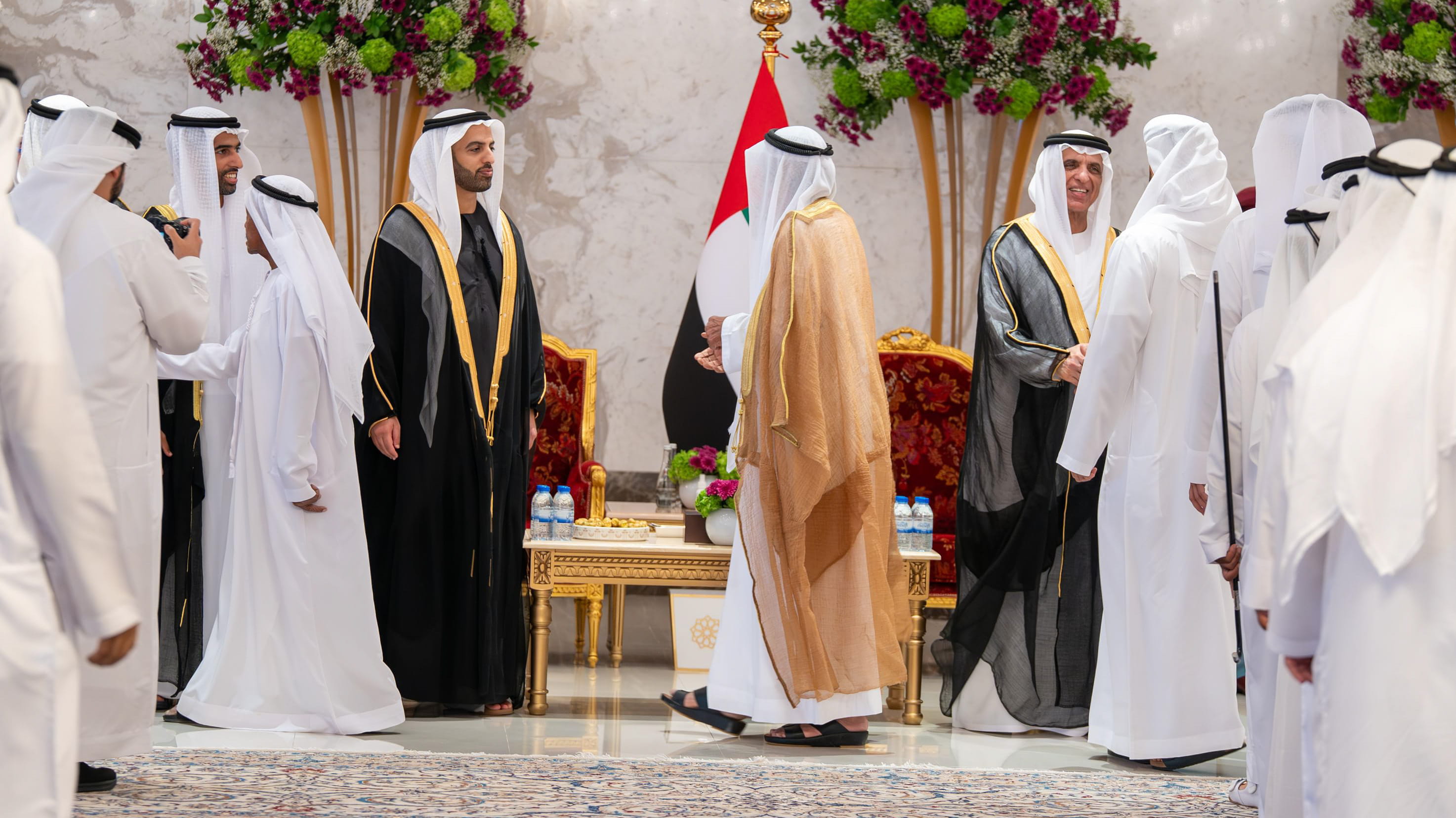 حاكم رأس الخيمة يتلقى تهاني الشيوخ والمسؤولين والمواطنين بالعيد