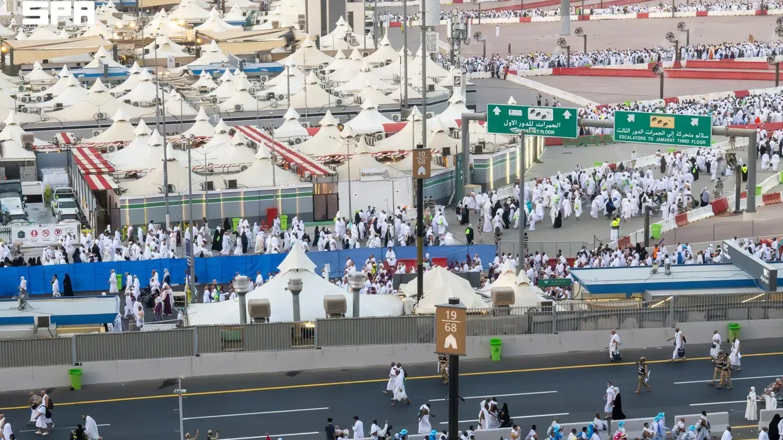في انسيابية للحركة..ضيوف الرحمن يرمون جمرة العقبة الكبرى يوم النحر