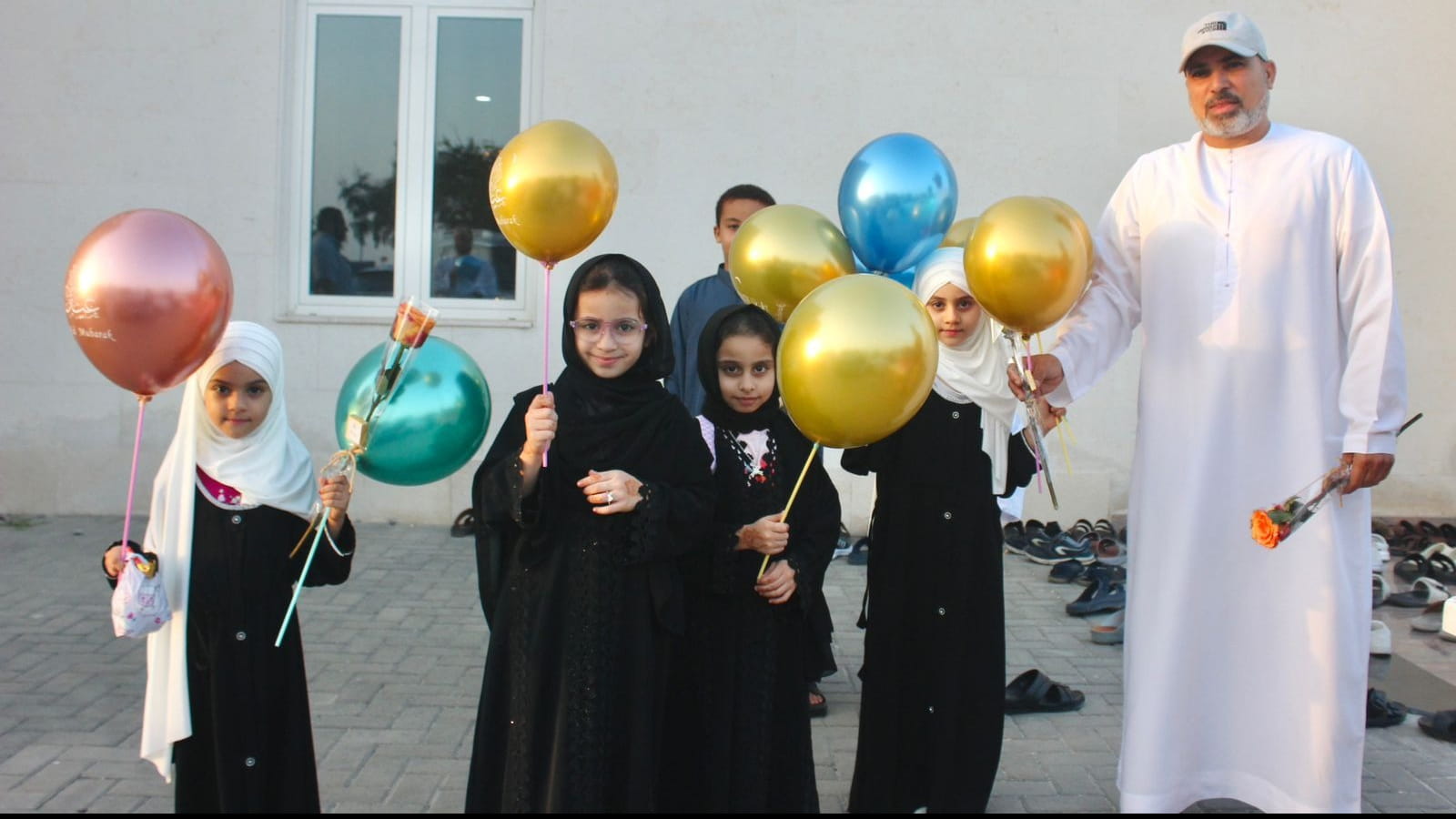 بلدية الحمرية توزع الورود على المصلين عقب صلاة عيد الأضحى 