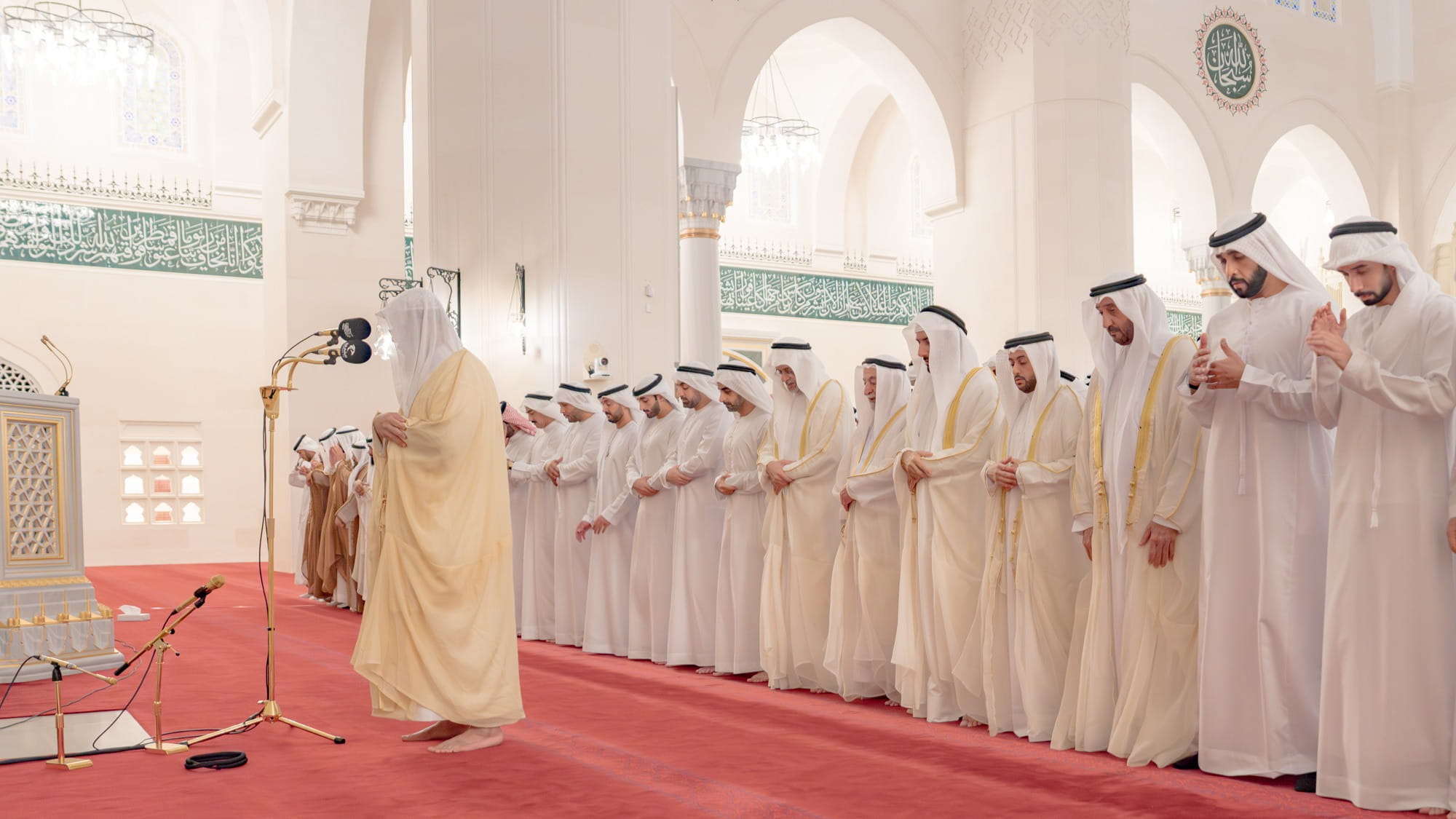 سلطان القاسمي يؤدي صلاة عيد الأضحى المبارك في مسجد الشارقة 