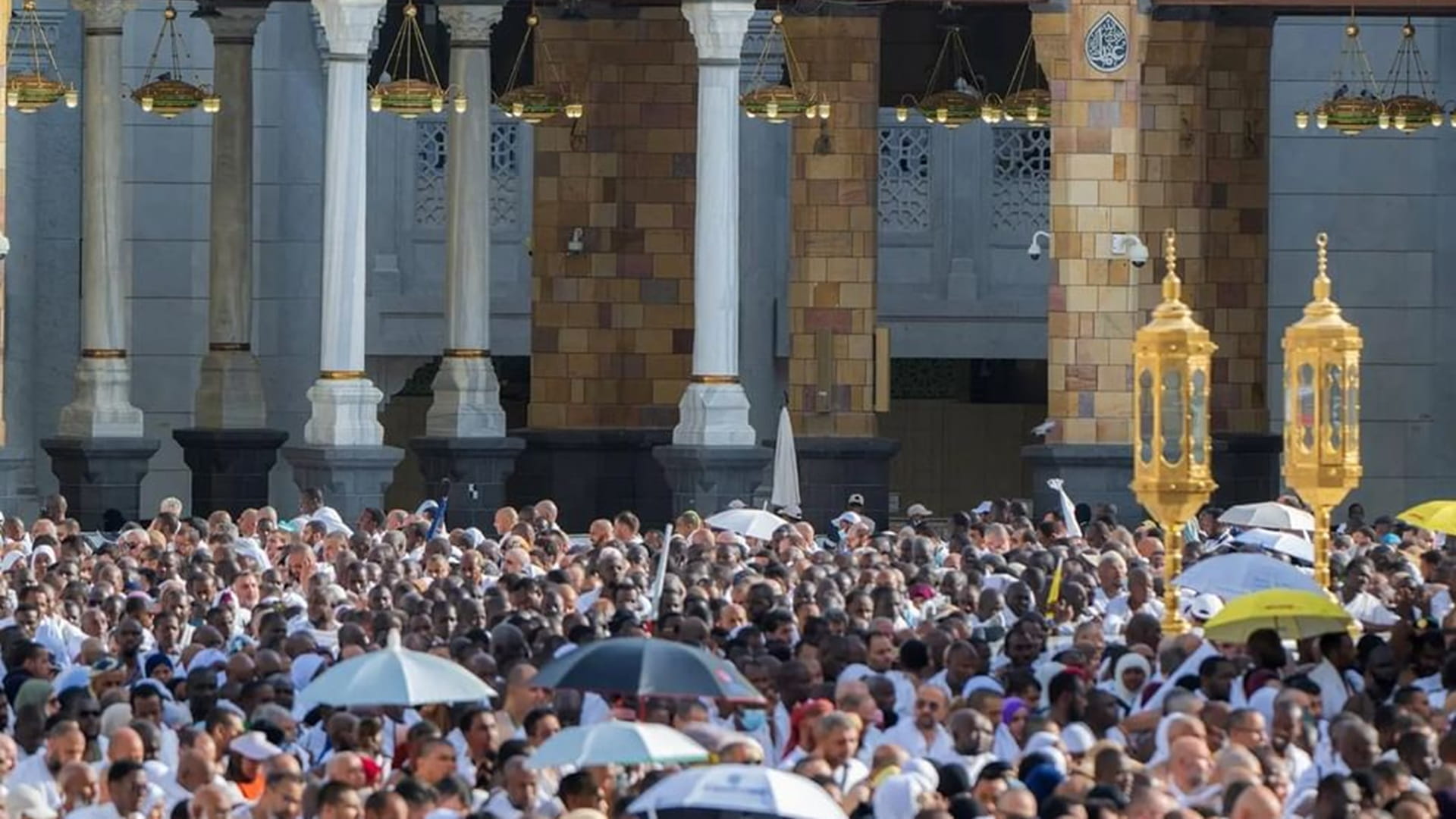 صورة بعنوان: حجاج بيت الله الحرام يؤدون طواف الإفاضة في أجواء مفعمة بالطمأنينة 