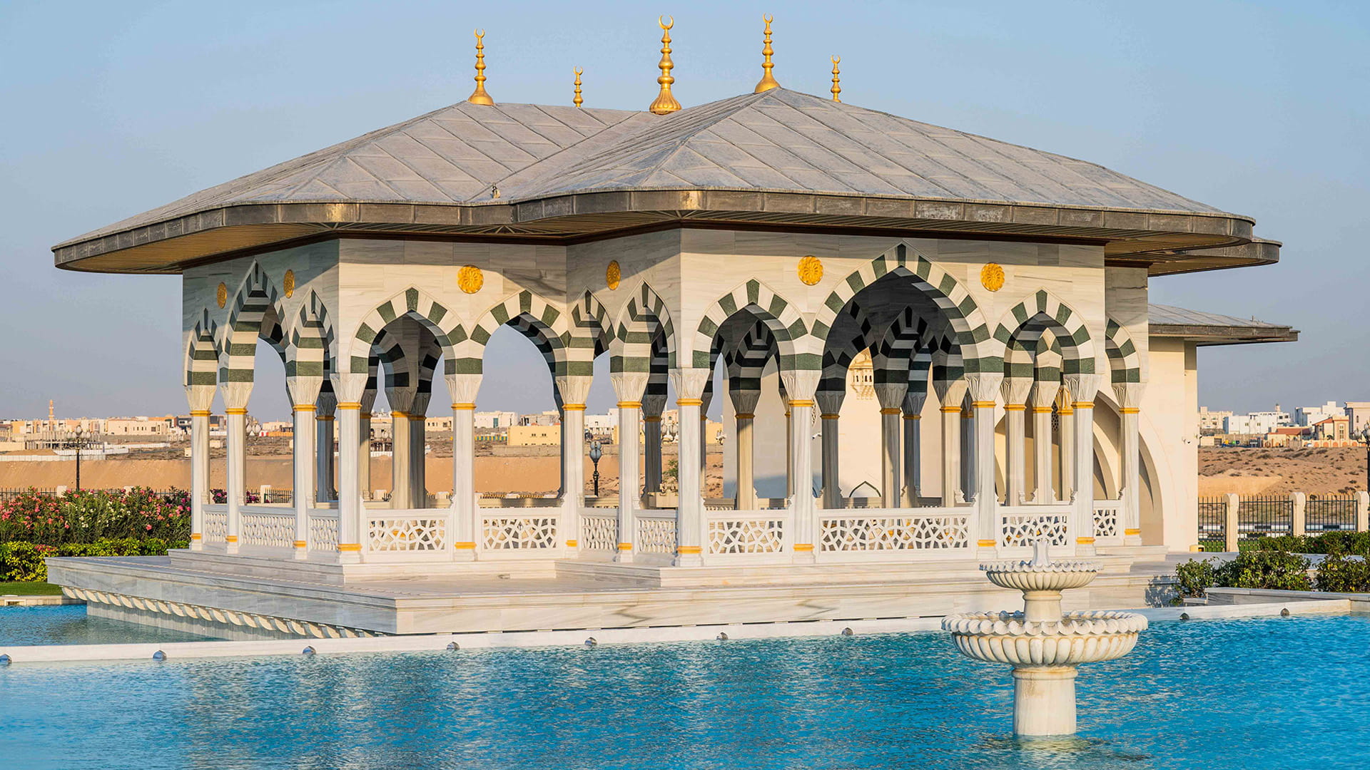 مسجد الشارقة الكبير يُمثل نموذجاً للفن الإسلامي الحديث