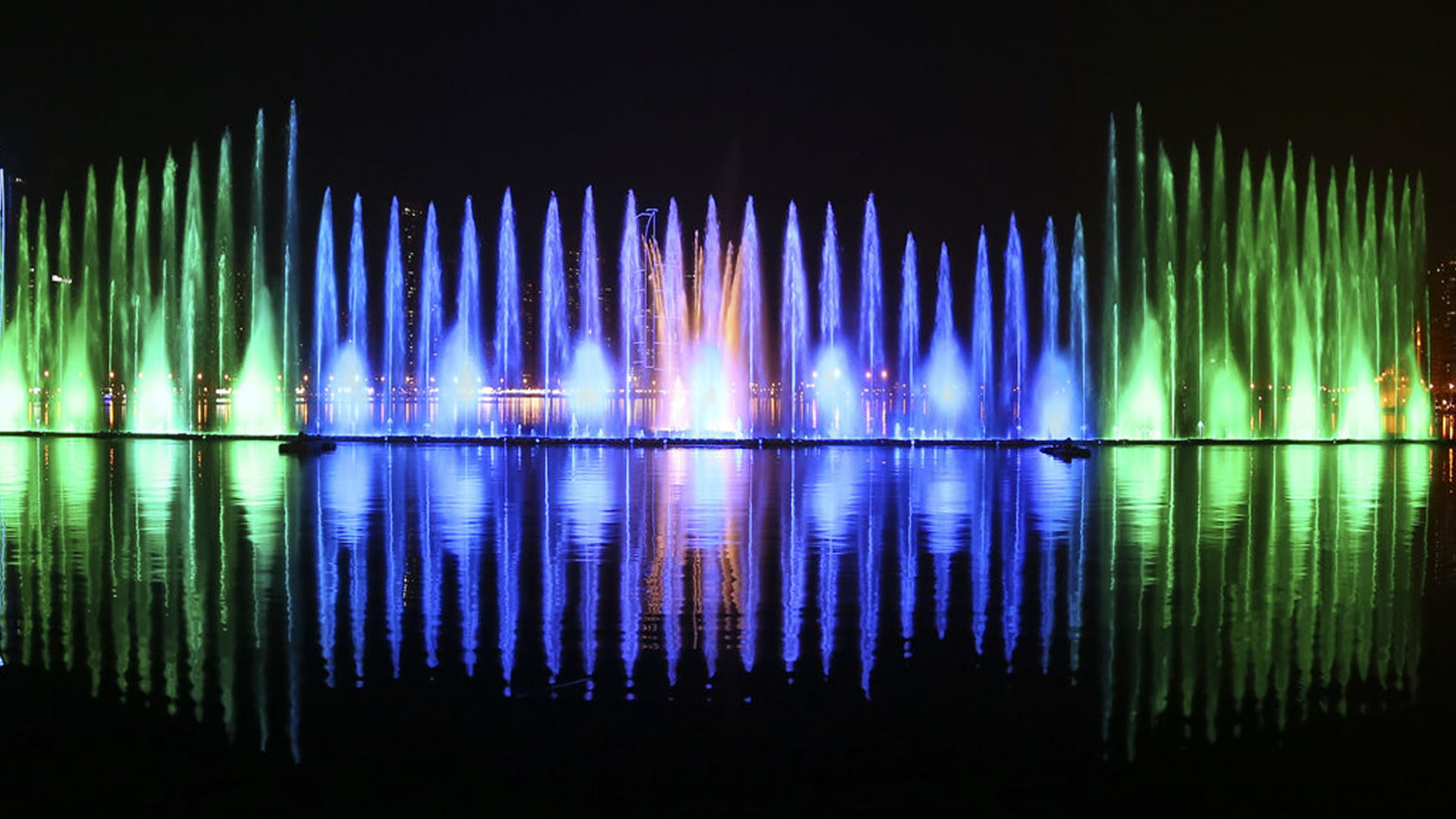 رحلات لا تُنسى في واجهة المجاز المائية